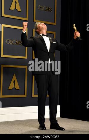 Taika Waititi mit seinem Besten Adaptierten Screenplay Oscar für Jojo Rabbit im Presseraum bei der 92. Oscarverleihung im Dolby Theatre in Hollywood, Los Angeles, USA. Stockfoto