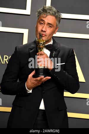 Taika Waititi mit seinem Besten Adaptierten Screenplay Oscar für Jojo Rabbit im Presseraum bei der 92. Oscarverleihung im Dolby Theatre in Hollywood, Los Angeles, USA. Stockfoto