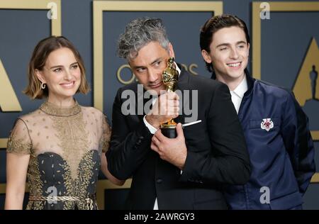 Los Angeles, Vereinigte Staaten. Februar 2020. (L-R) Natalie Portman und Taika Waititi, die Gewinner des Adaptierten Screenplay-Preises für "Jojo Rabbit" und Timothée Chalamet, erscheinen mit ihren Oscars während der 92. Jährlichen Oscarverleihung im Loews Hollywood Hotel in der Hollywood-Sektion von Los Angeles am Sonntag, 9. Februar 2020 auf der Bühne. Foto von John Angelillo/UPI Credit: UPI/Alamy Live News Stockfoto