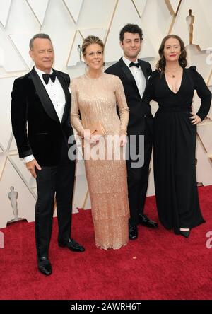 Los Angeles, Kalifornien. Februar 2020. Tom Hanks, Rita Wilson, Truman Theodore Hanks, Elizabeth Hanks bei den Ankünfte für Die 92. Academy Awards - Ankünfte 3, Das Dolby Theatre in Hollywood and Highland Center, Los Angeles, CA 9. Februar 2020. Credit: Elizabeth Goodenough/Everett Collection/Alamy Live News Stockfoto