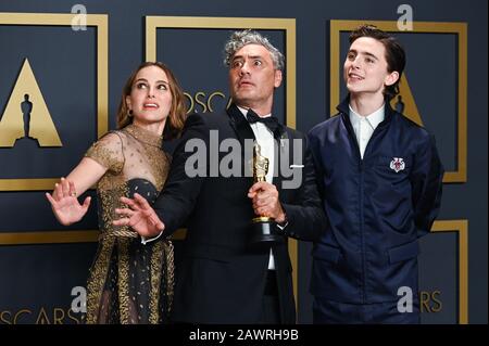 Los Angeles, USA. Februar 2020. Academy Awards - Presseraum, Hollywood, Kalifornien, USA. Februar 2020. Natalie Portman, Taika Waititi und Timothee Chalamet posieren im Presseraum bei der 92. Jährlichen Oscarverleihung im Dolby Theatre in Hollywood, Kalifornien am 9. Februar 2020. (Foto von Anthony Behar/Sipa USA) Credit: SIPA USA/Alamy Live News Stockfoto