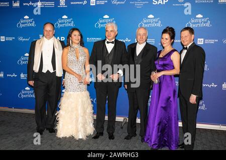 Dirk Hilbert mit Ehefrau Su Yeon Hilbert, Hans-Joachim Frey, Armin Mueller-Stahl, Michael Kretschmer mit Freundin Annett Hofmann beim 15. SemperOpernb Stockfoto