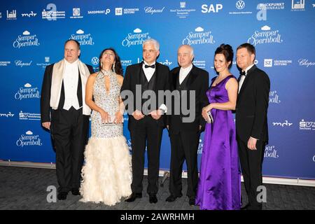 Dirk Hilbert mit Ehefrau Su Yeon Hilbert, Hans-Joachim Frey, Armin Mueller-Stahl, Michael Kretschmer mit Freundin Annett Hofmann beim 15. SemperOpernb Stockfoto