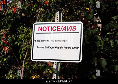 Hinweis: Kein brennendes Schild mit Lagerfeuern Stockfoto