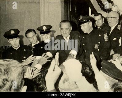 Jahresbericht des Polizeikommissariats für die Stadt Boston. Teilnehmende Schulen. Es wurden Vorkehrungen getroffen, und die Polizei machte Angaben zur Durchführung eines vollständigen Paradeplans sowie zu vielen Feiern und Veranstaltungen öffentlicher Natur, die im Laufe des Jahres stattfinden. Besondere Details wurden für Notfälle vorgesehen, darunter mehrere Alarme von Bränden, Zivilverteidigungsübungen und viele nationale Konventionen. Verkehrsvereinbarungen und Begleitdienste wurden im Zusammenhang mit Besuchen unserer Stadt durch unterscheidungssichere Gäste, einschließlich Präsident Lyndon B. Johnson, Vice President-Elect, angeboten Stockfoto