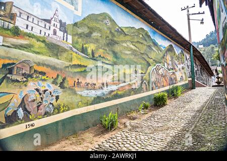 Ein Wandgemälde, das auf ein Gebäude gemalt wurde, das die Geschichte von Angangueo, Michoacan, Mexiko, feiert. Angangueo ist eine winzige, abgelegene Bergstadt und der Ausgangspunkt zum Sierra Chincua Monarch Butterfly Sanctuary. Stockfoto