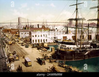 1901, NEW YORK, USA: South Street und Brooklyn Bridge, New York City. Die Hängebrücke des Great East River, eröffnet am 24. Mai 1883 - Connect Stockfoto