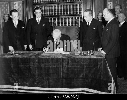 1947 , 27. dezember , ROM , ITALIEN : Der italienische Regierungspräsident ENRICO DE NICOLA hat den verfassungstext der italienischen REPUBLIK im Palazzo Giustin unterzeichnet Stockfoto