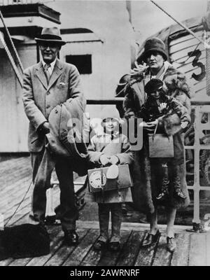 1925, USA: Der amerikanische Schriftsteller FRANCIS SCOTT FITZGERALD (* um 1896; † 1940) mit Frau Zelda Sayre und Tochter Scottie, die nach Europa gerichtet ist - SCRITTOR Stockfoto