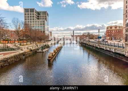 Providence, Rhode Island. Schöner Blick auf die moderne Innenstadt und den Fluss Providence. Stockfoto