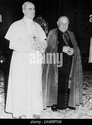 1958 , märz , ROM , ITALIEN : Der künftige italienische Papst JOHANNES XXIII (* zwischen 1881 und 1963), geboren ANGELO RONCALLI und Patriarca di Venezia, trifft Papst PIO Stockfoto