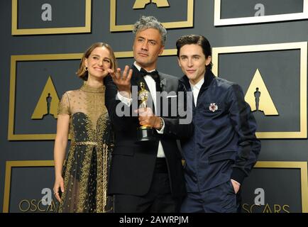 Los Angeles, Kalifornien. Februar 2020. Timothee Chalamet, Natalie Portman, Taika Waititi im Presseraum der 92. Oscarverleihung - Presseraum, Dolby Theatre in Hollywood and Highland Center, Los Angeles, CA 9. Februar 2020. Credit: Elizabeth Goodenough/Everett Collection/Alamy Live News Stockfoto