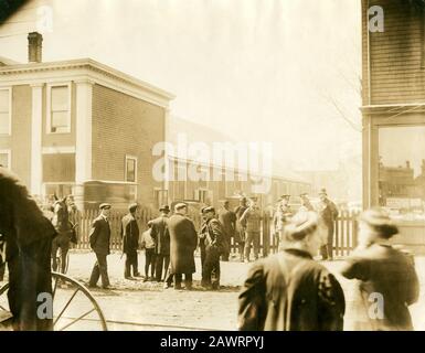 1912, KANADA: Wiederhergestellte Leichen von der RMS Titanic, die im Mayflower Curling Club, Agricola Street, Halifax, Nova Scotia, Kanada, ankommen Stockfoto