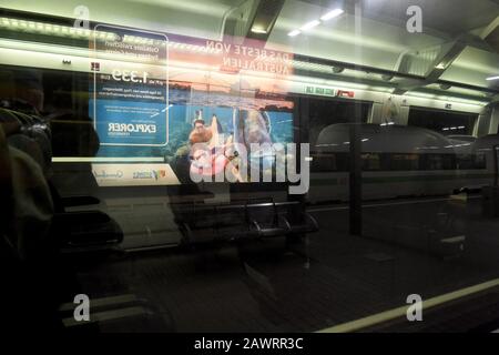 München, Deutschland. Februar 2020. In der Haupthalle des Hauptbahnhofs der Landeshauptstadt München befindet sich ein leerer Zug, in dessen Fenstern Werbeplakate zum Ausdruck kommen, das Sturmtief 'Sabine' den Verkehr in weiten Teilen Deutschlands gestört hat. Kredit: Felix Hörhager / dpa / Alamy Live News Stockfoto