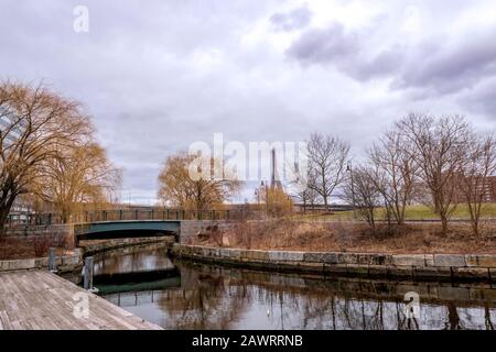 Die Leonard-P.-Zakim-Bunker-Hill Memorial Bridge im Stadtzentrum von Boston, Massachusetts, bietet einen Blick vom North Point Park. Stockfoto