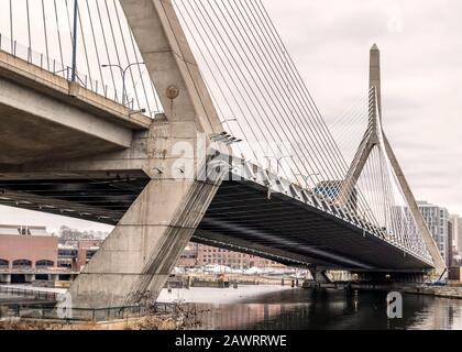 Die Leonard-P.-Zakim-Bunker-Hill Memorial Bridge im Stadtzentrum von Boston, Massachusetts, bietet einen Blick vom North Point Park. Stockfoto