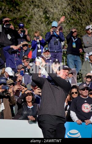 Kieselstrand, USA. Februar 2020. Monterey, Kalifornien, USA 9. Februar 2020 Phil Mickleson fährt am 17. T-Shirt am letzten Tag des AT&T Pro-Am PGA Golf Events in Pebble Beach, Kalifornien, USA Credit: Motofoto/Alamy Live News Stockfoto