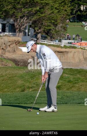 Kieselstrand, USA. Februar 2020. Monterey, Kalifornien, USA 9. Februar 2020 Gewinner Nick Taylor puttet am 17. Green am letzten Tag des AT&T Pro-Am PGA Golf Events in Pebble Beach, Kalifornien, USA Credit: Motofoto/Alamy Live News Stockfoto