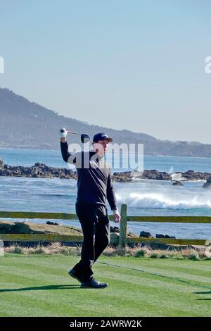 Kieselstrand, USA. Februar 2020. Monterey, Kalifornien, USA 9. Februar 2020 Phil Mickleson wartet darauf, am 18. T-Stück am letzten Tag des AT&T Pro-Am PGA Golf Events in Pebble Beach, Kalifornien, USA Credit: Motofoto/Alamy Live News zu fahren Stockfoto