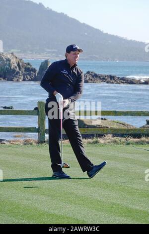 Kieselstrand, USA. Februar 2020. Monterey, Kalifornien, USA 9. Februar 2020 Phil Mickleson fährt am 18. T-Stück am letzten Tag des AT&T Pro-Am PGA Golf Events in Pebble Beach, Kalifornien, USA Credit: Motofoto/Alamy Live News Stockfoto