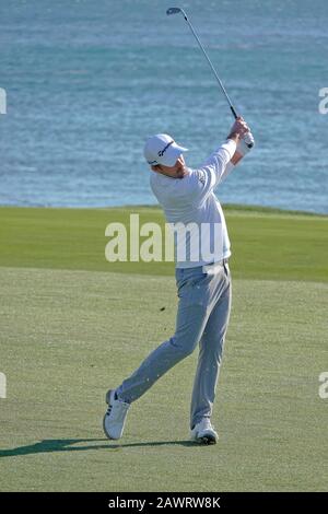 Kieselstrand, USA. Februar 2020. Monterey, Kalifornien, USA 9. Februar 2020 Gewinner Nick Taylor trifft am letzten Tag des AT&T Pro-Am PGA Golf Events in Pebble Beach, Kalifornien, USA Credit: Motofoto/Alamy Live News auf das 18. Loch Stockfoto