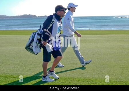 Kieselstrand, USA. Februar 2020. Monterey, Kalifornien, USA 9. Februar 2020 Gewinner Nick Taylor läuft am letzten Tag des AT&T Pro-Am PGA Golf Events in Pebble Beach, Kalifornien, USA Credit: Motofoto/Alamy Live News zur 18. Bohrung Stockfoto