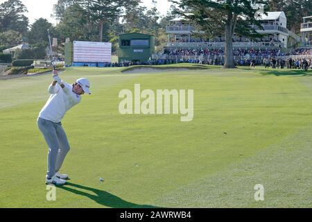 Kieselstrand, USA. Februar 2020. Monterey, Kalifornien, USA 9. Februar 2020 Gewinner Nick Taylor trifft am letzten Tag des AT&T Pro-Am PGA Golf Events in Pebble Beach, Kalifornien, USA Credit: Motofoto/Alamy Live News auf das 18. Loch Stockfoto