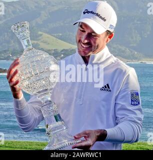 Kieselstrand, USA. Februar 2020. Monterey, Kalifornien, USA 9. Februar 2020 Nick Taylor, mit der Trophäe, nachdem er am letzten Tag des AT&T Pro-Am PGA Golf Events in Pebble Beach, Kalifornien, USA Credit: Motofoto/Alamy Live News gewonnen hatte Stockfoto