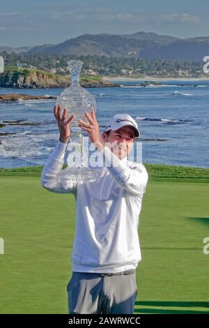 Kieselstrand, USA. Februar 2020. Monterey, Kalifornien, USA 9. Februar 2020 Gewinner Nick Taylor posiert mit seiner Siegertrophäe am letzten Tag des AT&T Pro-Am PGA Golf Events in Pebble Beach, Kalifornien, USA Credit: Motofoto/Alamy Live News Stockfoto