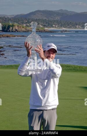 Kieselstrand, USA. Februar 2020. Monterey, Kalifornien, USA 9. Februar 2020 Gewinner Nick Taylor posiert mit seiner Siegertrophäe am letzten Tag des AT&T Pro-Am PGA Golf Events in Pebble Beach, Kalifornien, USA Credit: Motofoto/Alamy Live News Stockfoto