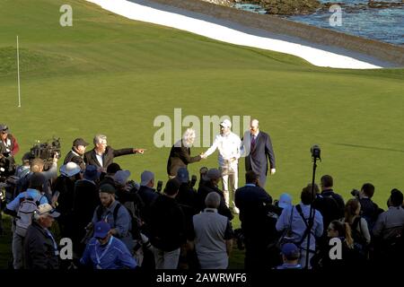 Kieselstrand, USA. Februar 2020. Monterey, Kalifornien, USA 9. Februar 2020 Gewinner Nick Taylor mit Clint Eastwood und seiner Siegertrophäe am letzten Tag des AT&T Pro-Am PGA Golf Events in Pebble Beach, Kalifornien, USA Credit: Motofoto/Alamy Live News Stockfoto