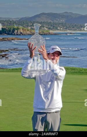 Kieselstrand, USA. Februar 2020. Monterey, Kalifornien, USA 9. Februar 2020 Gewinner Nick Taylor posiert mit seiner Siegertrophäe am letzten Tag des AT&T Pro-Am PGA Golf Events in Pebble Beach, Kalifornien, USA Credit: Motofoto/Alamy Live News Stockfoto