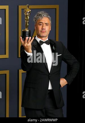 Hollywood, USA. Februar 2020. Hollywood, CA - 9. FEBRUAR: Taika Waititi posieren im Presseraum während der 92nd Annual Academy Awards im Loews Hollywood Hotel am 9. Februar 2020 in Hollywood, Kalifornien. Foto: Christopher Victorio/imageSPACE Credit: Imagespace/Alamy Live News Stockfoto