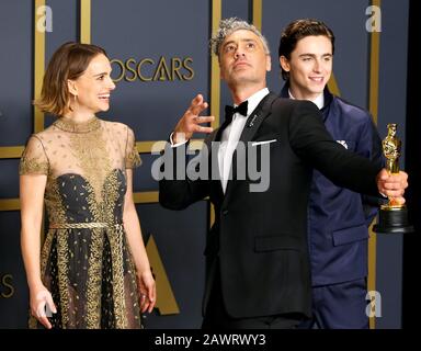 Hollywood, USA. Februar 2020. Hollywood, CA - 9. FEBRUAR: Timothee Chalamet, Timothée Chalamet, Natalie Portman und Taika Waititi posieren im Presseraum während der 92. Jährlichen Oscarverleihung im Loews Hollywood Hotel am 9. Februar 2020 in Hollywood, Kalifornien. Foto: Christopher Victorio/imageSPACE Credit: Imagespace/Alamy Live News Stockfoto