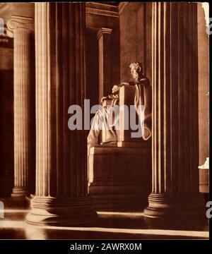 Statuen des Abraham Lincoln Memorial . Innenansicht des Lincoln Memorial mit der riesigen sitzenden Statue des Emancipators. CL£Ji. W A S H I A LIT LMQX-LC AU N G T O JL J JCW N KOMPLIMENTE DER BALTIMORE & OHIOTHE ROAD NACH WASHINGTON Stockfoto