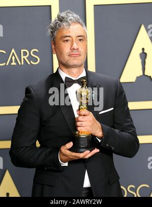 Hollywood, CA - 9. FEBRUAR: Taika Waititi posieren im Presseraum während der 92nd Annual Academy Awards im Loews Hollywood Hotel am 9. Februar 2020 in Hollywood, Kalifornien. Foto: Christopher Victorio/imageSPACE/MediaPunch Stockfoto