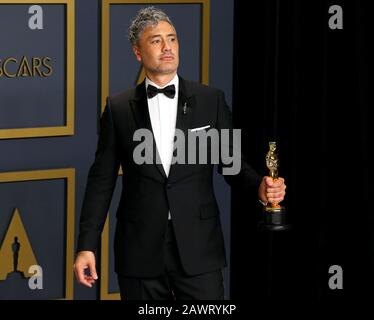 Hollywood, CA - 9. FEBRUAR: Taika Waititi posieren im Presseraum während der 92nd Annual Academy Awards im Loews Hollywood Hotel am 9. Februar 2020 in Hollywood, Kalifornien. Foto: Christopher Victorio/imageSPACE/MediaPunch Stockfoto