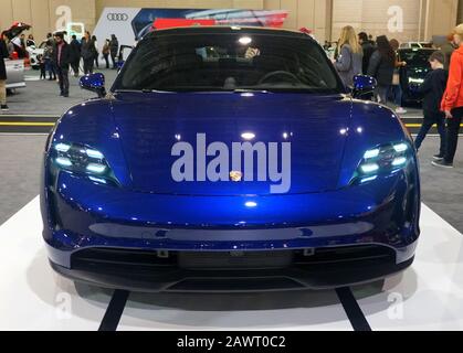 Philadelphia, Pennsylvania, USA - 9. Februar 2020 - Die Vorderansicht einer blauen metallischen Porsche Taycan 4S-2020-Sportlimousine Stockfoto