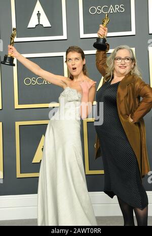 Los Angeles, Kalifornien. Februar 2020. Carol Dysinger, Elena Andreicheva im Presseraum der 92. Oscarverleihung - Presseraum, Dolby Theatre in Hollywood and Highland Center, Los Angeles, CA 9. Februar 2020. Credit: Elizabeth Goodenough/Everett Collection/Alamy Live News Stockfoto