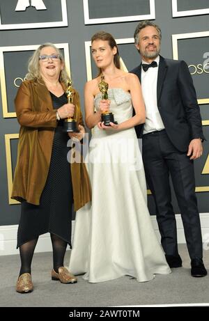 Los Angeles, Kalifornien. Februar 2020. Carol Dysinger, Elena Andreicheva, Mark Ruffalo im Presseraum der 92. Oscarverleihung - Presseraum, Dolby Theatre in Hollywood and Highland Center, Los Angeles, CA 9. Februar 2020. Credit: Elizabeth Goodenough/Everett Collection/Alamy Live News Stockfoto