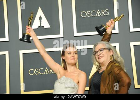 Los Angeles, Kalifornien. Februar 2020. Carol Dysinger, Elena Andreicheva im Presseraum der 92. Oscarverleihung - Presseraum, Dolby Theatre in Hollywood and Highland Center, Los Angeles, CA 9. Februar 2020. Credit: Elizabeth Goodenough/Everett Collection/Alamy Live News Stockfoto