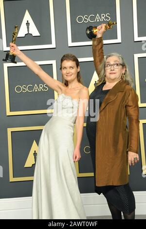 Los Angeles, Kalifornien. Februar 2020. Carol Dysinger, Elena Andreicheva im Presseraum der 92. Oscarverleihung - Presseraum, Dolby Theatre in Hollywood and Highland Center, Los Angeles, CA 9. Februar 2020. Credit: Elizabeth Goodenough/Everett Collection/Alamy Live News Stockfoto