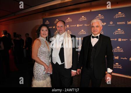 Dirk Hilbert mit Ehefrau Su Yeon Hilbert, Hans-Joachim Frey beim 15. SemperOpernball 2020 in Dresden in der Stockfoto
