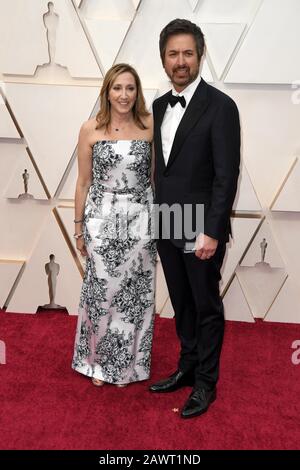 Anna Romano und Ray Romano spazieren auf dem roten Teppich bei den 92. Annual Academy Awards im Dolby Theatre in Hollywood, Kalifornien am 9. Februar 2020. (Foto von Sthanlee B. Mirador/Sipa USA) Stockfoto