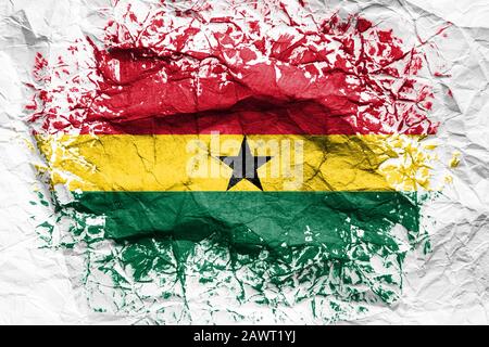 Die Nationalflaggen Ghanas sind auf zerknittertem Papier gemalt. Auf dem Blatt ausgedrucktes Flag. Flaggenbild für die Gestaltung auf Flyern, Werbung. Stockfoto