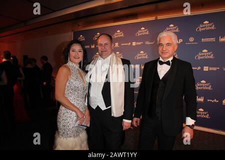 Dirk Hilbert mit Ehefrau Su Yeon Hilbert, Hans-Joachim Frey beim 15. SemperOpernball 2020 in Dresden in der Stockfoto
