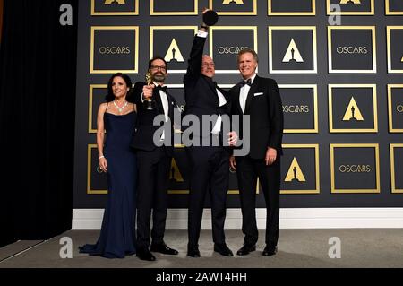 Julia Louis-Dreyfus und Will Ferrell präsentieren Michael McCusker und Andrew Buckland bei der 92. Oscarverleihung im Dolby Theatre in Hollywood, Los Angeles, USA, im Presseraum mit dem Oscar Für Den Besten Filmschnitt. Stockfoto