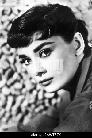 1954 , USA : die Filmschauspielerin AUDREY HEPBURN ( geboren Edda H. Van Heemstra , 1929 - 1993 ) , Pubblicity Studio Portrait für den Film SABRINA von Bi Stockfoto
