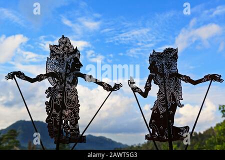 Schwarze Schattensilhouette alter traditioneller Marionetten von Bali Island - Wayang Kulit. Kultur, Religion, Kunstfestivals von balinesischem und indonesischem Volk. Stockfoto