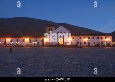 Blaue Stunde in der kolonialen Villa de Leyva, Boyaca, Kolumbien Stockfoto